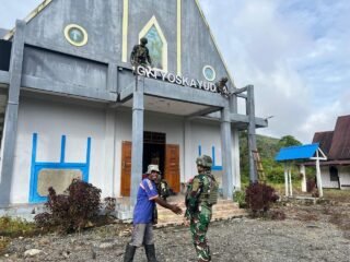 Binter TNI Gerejaku Terang Satgas Yonif 521/DY Berikan Bantuan Penerangan Lampu Solar Cell di Gereja GKI Yoska Yudea Distrik Benawa