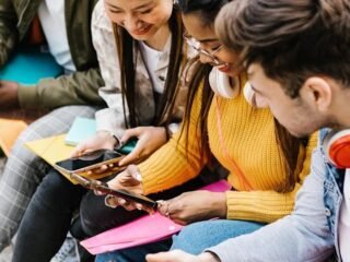 Pemerintah Inggris sedang mempertimbangkan larangan bermedia sosial untuk 16 tahun kebawah