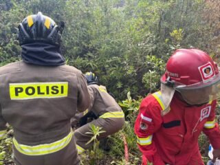 BRIMOB KEPRI GERAK CEPAT PADAMKAN KEBAKARAN HUTAN DI BUKIT DAENG TEMBESI, KOTA BATAM