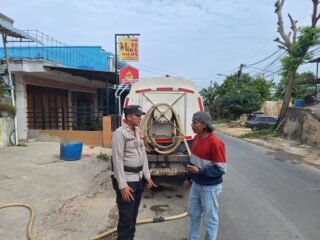 Polsek Batu Ampar Laksanakan Pengamanan Hari Ke-15 Pendistribusian Air Bersih di Tanjung Sengkuang