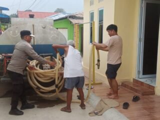 Polsek Batu Ampar Laksanakan Pengamanan Pendistribusian Air Bersih Hari Ke-14 di Kelurahan Tanjung Sengkuang