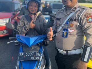 Satlantas Polresta Barelang Laksanakan Himbauan Tertib Berlalu Lintas dan Pembagian Helm Ops Keselamatan Seligi 2026