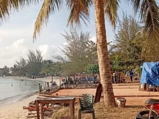 UMKM Pantai Piwang Kecewa, Pembagian Gerobak Dinilai Tidak Adil dan Tak Transparan