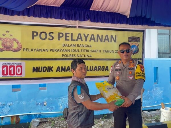 Kasat Lantas Polres Natuna Berbagi Sembako kepada Buruh Angkut di Pelabuhan Penagi