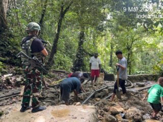 Satgas Pamtas RI-PNG Kewilayahan Yonif 763/SBA Gotong Royong Perbaiki Sumber Air Bersih di Kumurkek