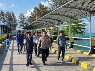 Kapolres Natuna Tinjau Langsung Aktivitas Arus Mudik di Pelabuhan Penagi