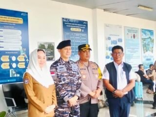 Polres Natuna Dampingi Bupati Natuna Pantau Arus Mudik Lebaran di Bandara dan Pelabuhan