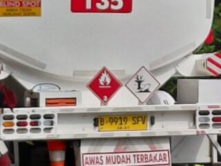Kendaraan Pengangkut BBM berplat Jakarta ,di duga picu  kerusakan jalan di Bintan ‎