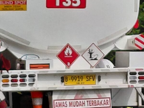 Kendaraan Pengangkut BBM berplat Jakarta ,di duga picu  kerusakan jalan di Bintan ‎
