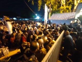 Kepadatan penumpang KMP Bahtera Nusantara 01, tujuan Letung dan Matak, terlihat di pelabuhan Roro ASDP Tanjung Uban