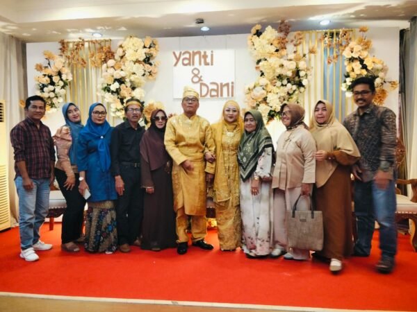Ketua IWOI DPD Natuna Baharullazi Sampaikan Ucapan Selamat atas Pernikahan Dani dan Yanti