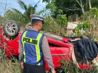 Mobil Toyota Agya warna Merah Nomor Polisi BP 1637 TM Terbalik dekat Gereja Katolik Santo Yohanes Paulus II
