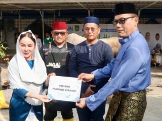 Plh Wali Kota Batam Serahkan Hewan Kurban Bantuan Presiden Prabowo untuk Masjid Agung Raja Hamidah