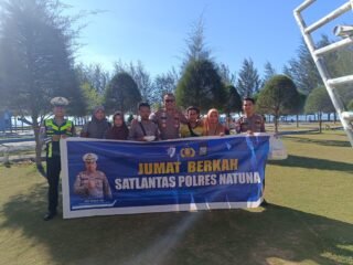 Satlantas Polres Natuna Gelar Jumat Berkah, Bagikan Nasi Kotak kepada Masyarakat dan Petugas Kebersihan Pantai