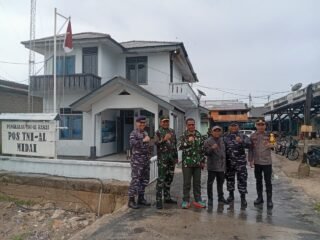 Di Tengah Hujan Deras, Danposal Midai Sambut Kedatangan Pangkosgab dan Danlanal Natuna