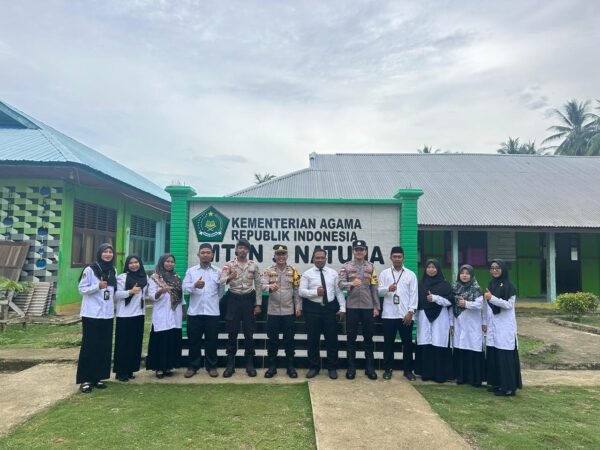 Bhabinkamtibmas Polsek Midai Edukasi Pelajar melalui Program Police Go To School di MTs N 3 Natuna