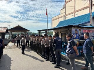 PERSONEL POLRES BINTAN LAKSANAKAN PENGAMANAN MUSYAWARAH TERKAIT RENCANA SEDIMENTASI PASIR LAUT DI DESA NUMBING